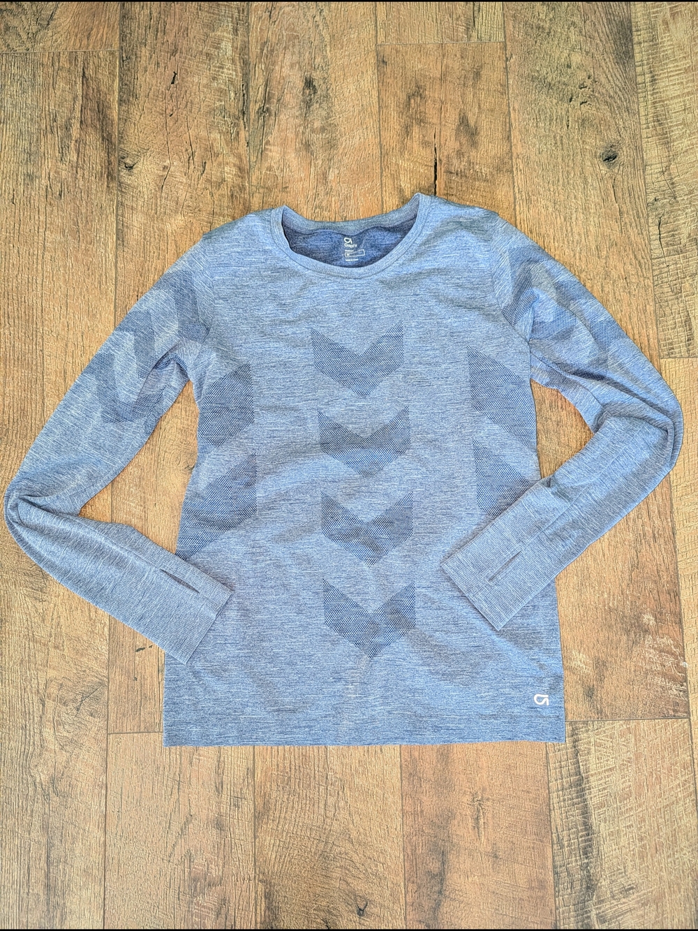 GAP ActiveWear Long Sleeve Tee in Heather Blue with Chevron Detail